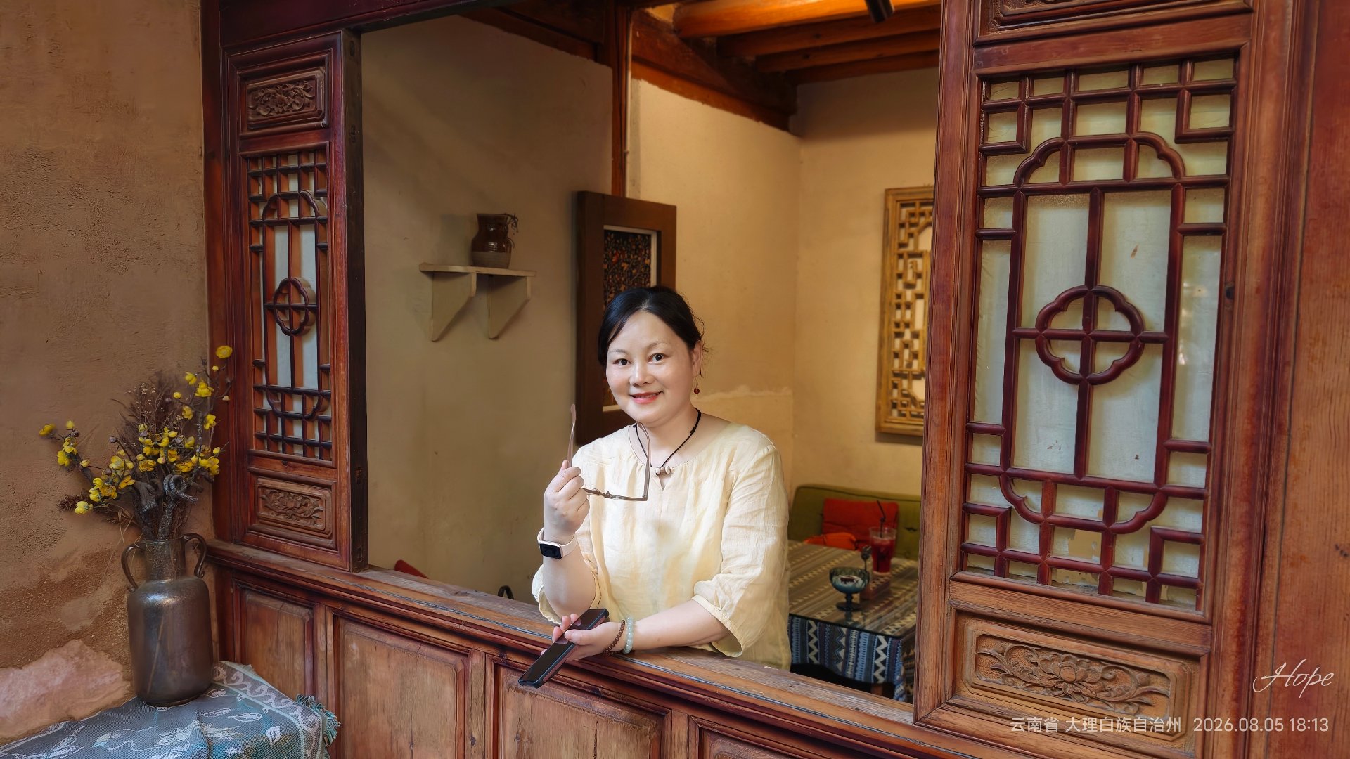 Enya Qiu teaching Chinese